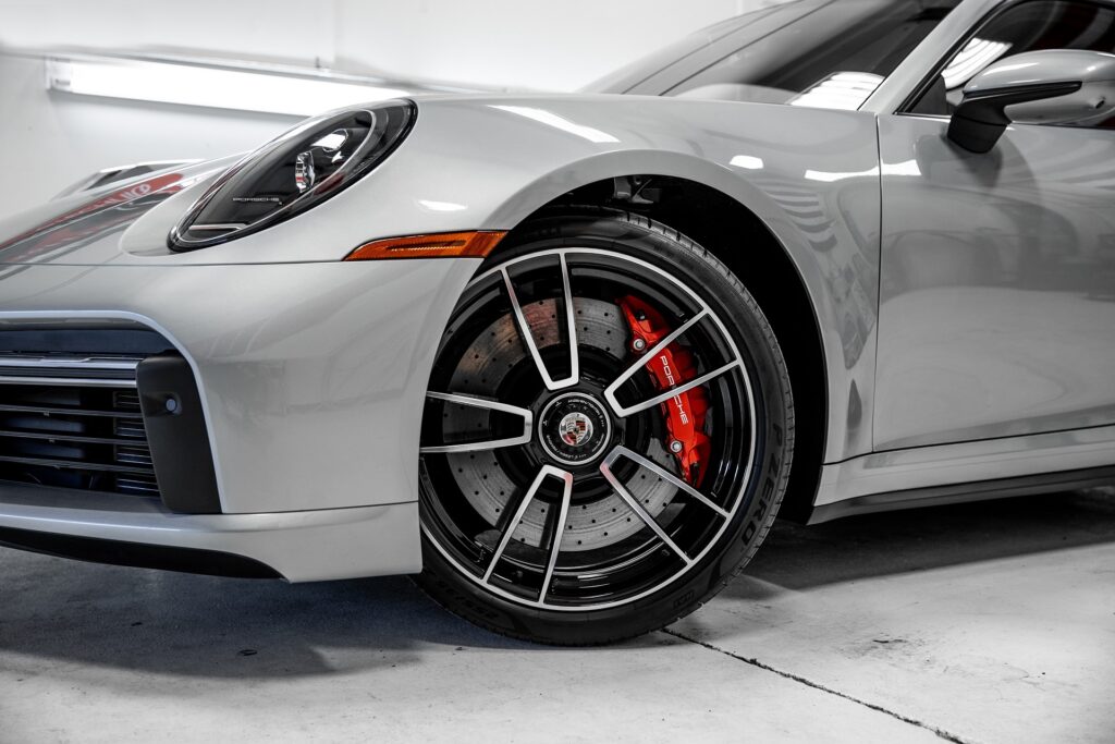 Porsche 911 Turbo shows its rims